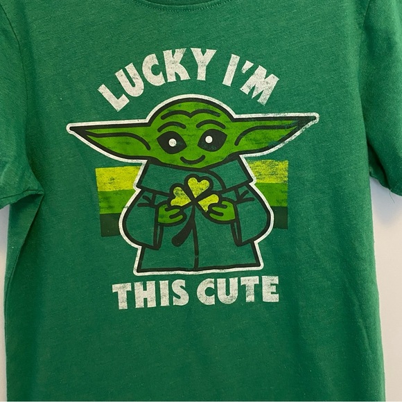 Star Wars Boys 'Lucky I'm So Cute' Mandalorian Baby Yoda T-Shirt Green Size M - Picture 2 of 4